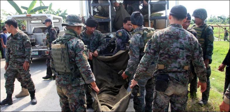 Philippinische Polizisten tragen den Leichnam eines Kollegen, der bei Kämpfen mit Rebellen getötet wurde. Philippinische Polizisten tragen den Leichnam eines Kollegen, der bei Kämpfen mit Rebellen getötet wurde.