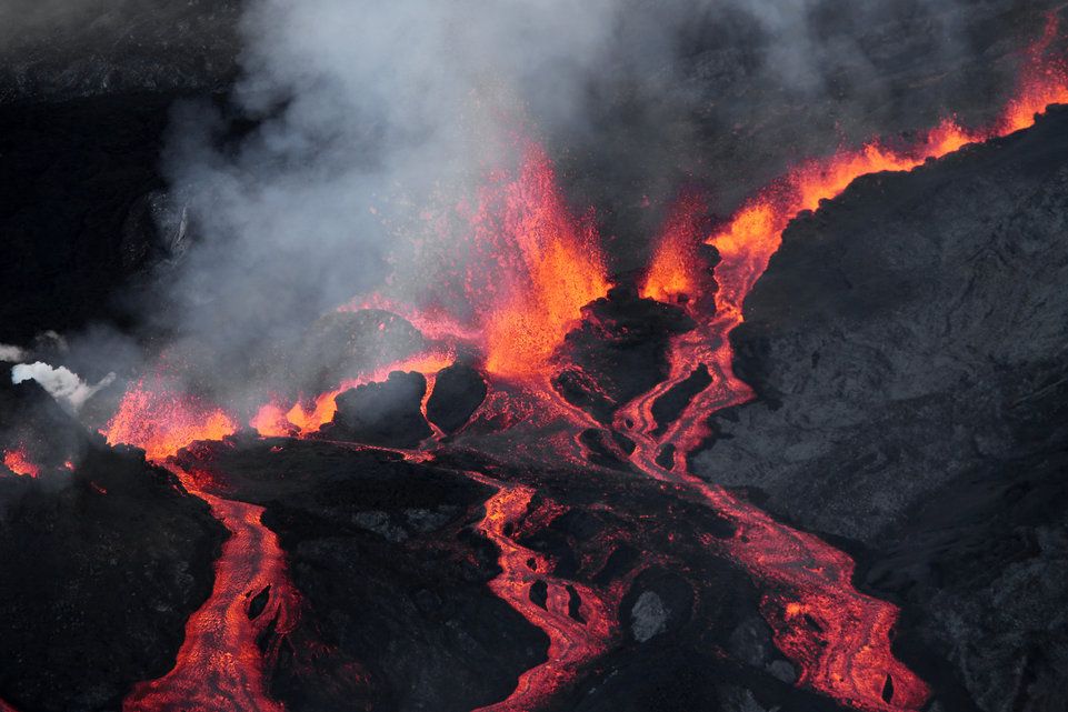 La Plaque De L'île Crache Feu Ile de La Réunion – Le Piton de la Fournaise crache du feu | Tribune de