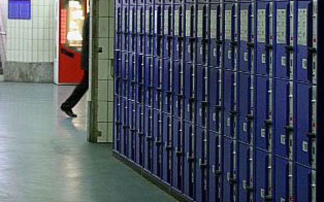 Directive Dans Une Gare Casier Pour Bagage