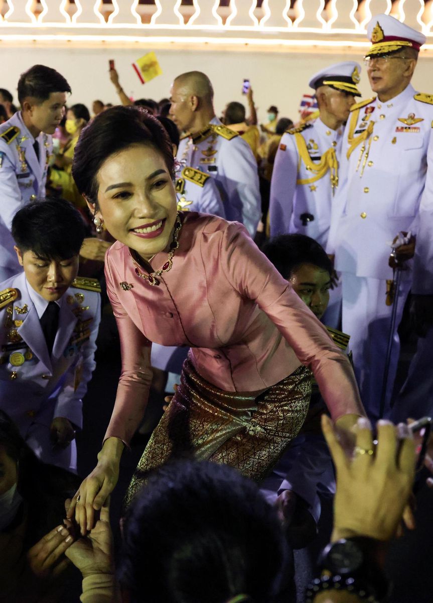 Steckt Eifersucht Dahinter 1000 Nackt Fotos Von Geliebter Des Thai Konigs Rama X Geleakt 20 Minuten