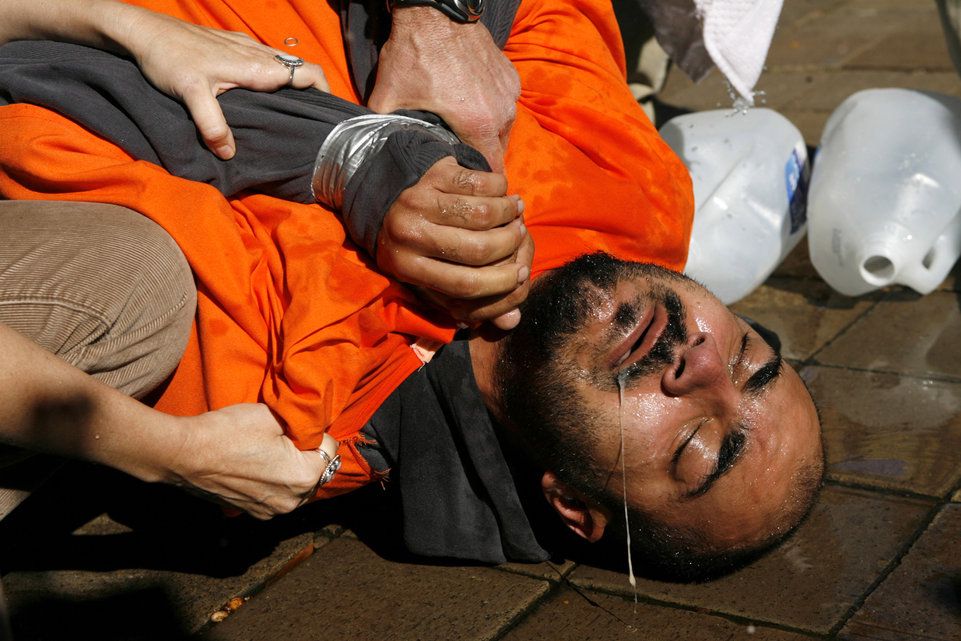 Ein Bericht des US-Senats belegt massive Menschenrechtsverletzungen: Ein Demonstrant nach simuliertem Waterboarding. (5. November 2007)