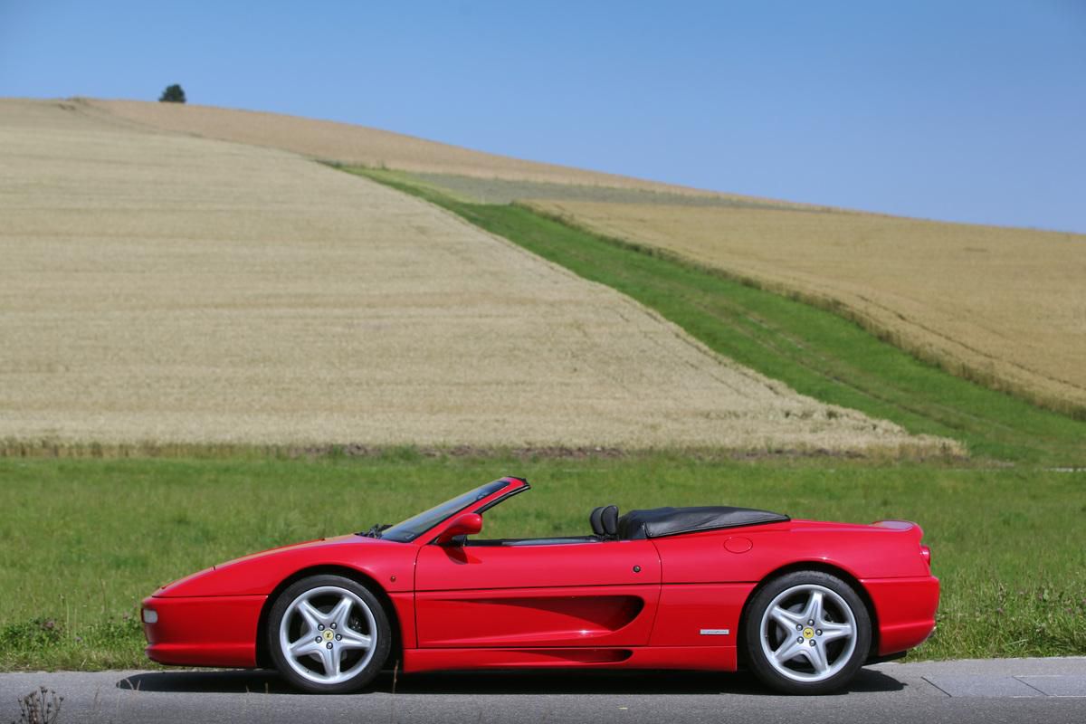 Das Verdeck liegt minimal auf, stört die Linie aber nicht. Das Verdeck liegt minimal auf, stört die Linie aber nicht.