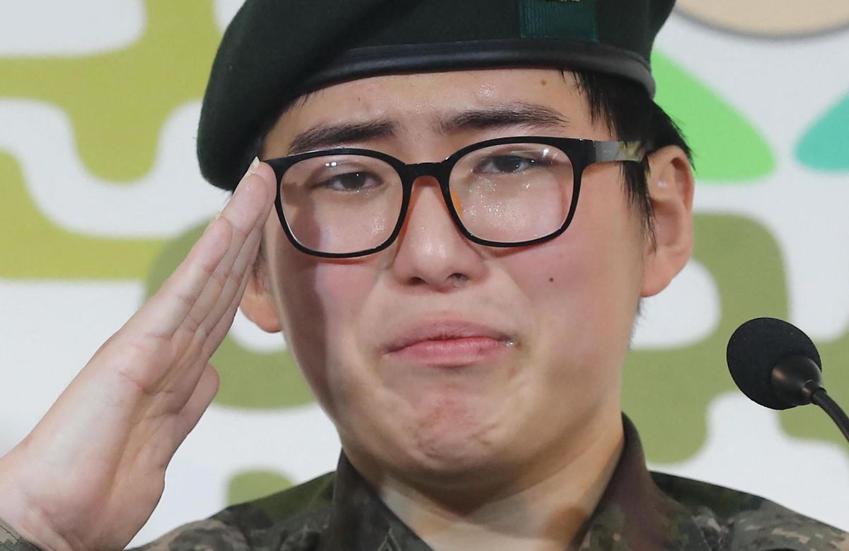 Byun Hee-soo, un sergent d’une vingtaine d’années, s’était engagé volontairement sous les drapeaux en tant qu’homme en 2017, avant de subir en novembre en Thaïlande une opération chirurgicale de réattribution sexuelle.