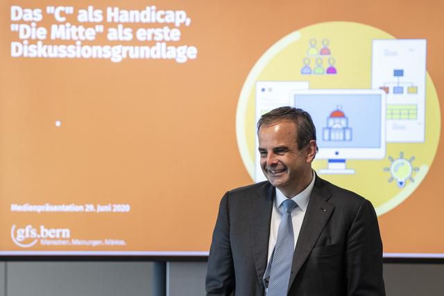 Avec ce nouveau nom, le PDC Suisse entend s’ouvrir à des électeurs qui privilégient le consensus et la recherche de solutions concrètes plutôt que des positions dogmatiques, a affirmé Gerhard Pfister.