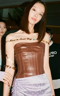 Eignet sich prima für den Materialmix: Fischgrätenkorsett aus braunem Leder ca. Fr. 166.– von NoDress67 Eignet sich prima für den Materialmix: Fischgrätenkorsett aus braunem Leder ca. Fr. 166.– von NoDress67