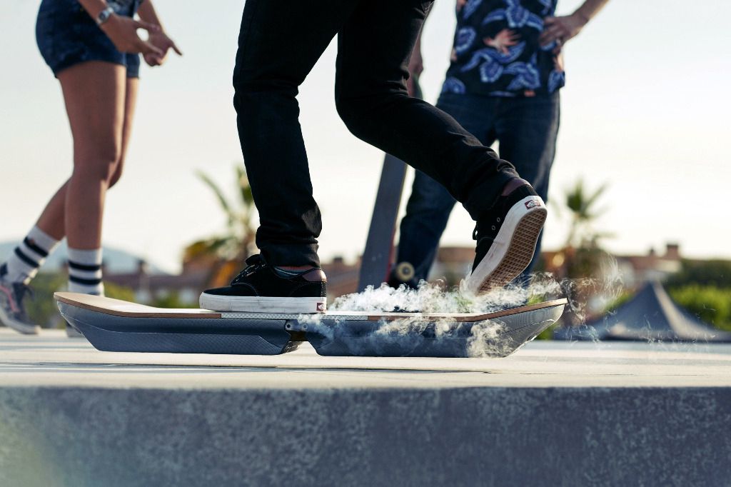 Hoverboard Retour Vers Le Futur En Vrai Génial: L'hoverboard de «Retour vers le futur» fonctionne vraiment