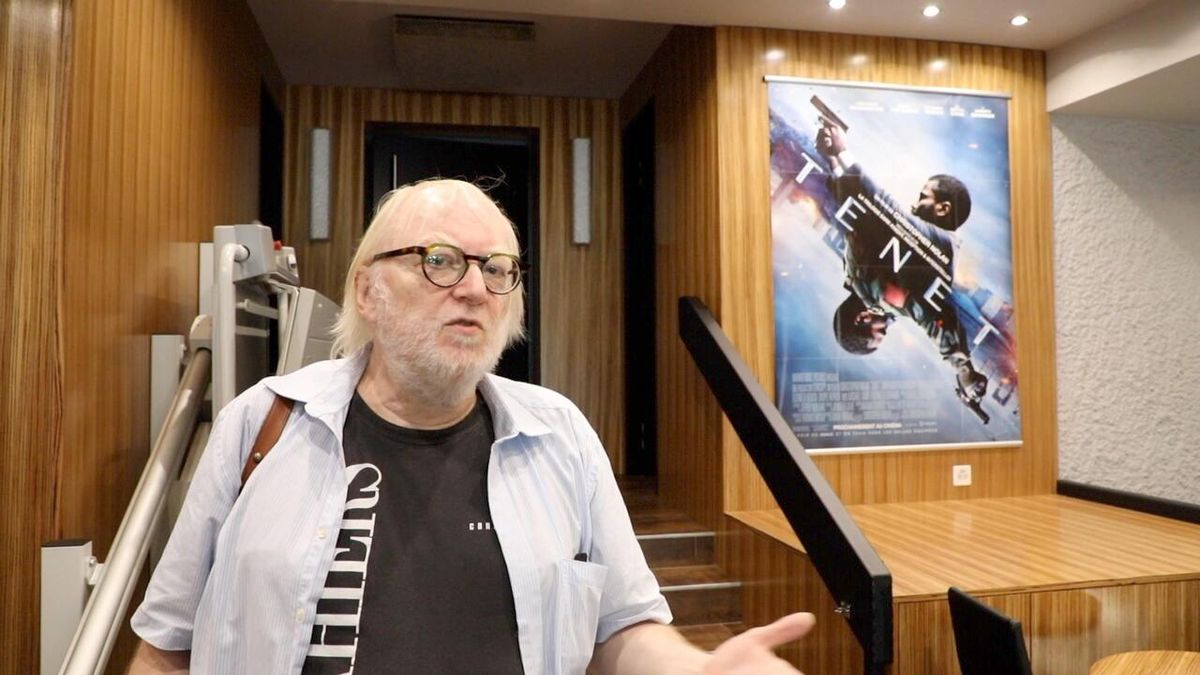 Journaliste sort de la salle