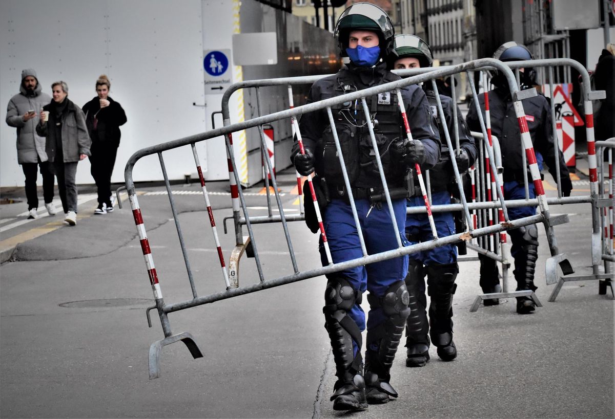 Polizisten sperren bei einer früheren Kundgebung gegen Corona-Massnahmen den Bundesplatz ab. Auch kommenden Samstag sollen Versammlungen verhindert werden.