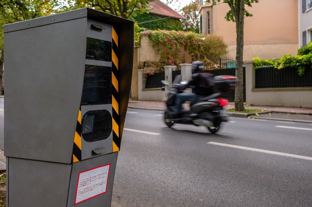 Faire Ralentir Les Voiture Devant Chez Soi France: Pour faire ralentir, il installe un faux radar devant chez lui