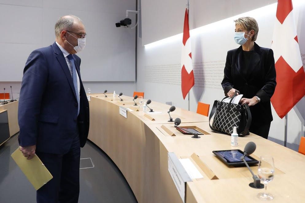 Sur la burqa et l’e-ID, Karin Keller-Sutter pourraient subir deux défaites. Guy Parmelin a encore une chance de l’emporter sur l’Indonésie.