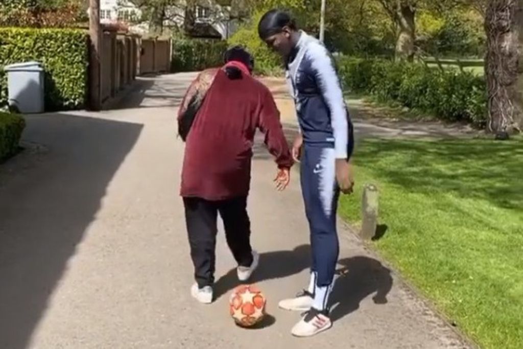 Que Repondre A Un Saha Ftourek Coronavirus: Le dribble de Pogba sur sa maman, star du 21 avril - Le Matin