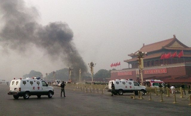 La mise à pied du commandant militaire intervient après l'attentat de lundi dernier sur la place Tiananmen à Pékin.