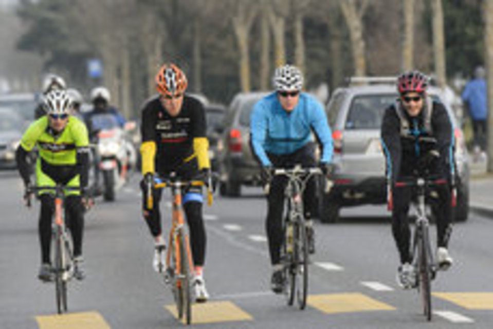 U.S. Secretary of State John Kerry, 2nd left, rides a bike after a bilateral meeting with Iranian Foreign Minister Mohammad Javad Zarif (not pictured) for a new round of Nuclear Iran Talks, in Lausanne, Switzerland, Monday, March 16, 2015. (KEYSTONE/Jean-Christophe Bott)