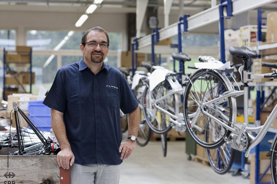 «Millionenschaden»: Biketec-Chef Kurt Schär überlegt sich, die Stiftung Warentest zu verklagen. Grund: Ein Flyermodell fiel in einem Test durch.