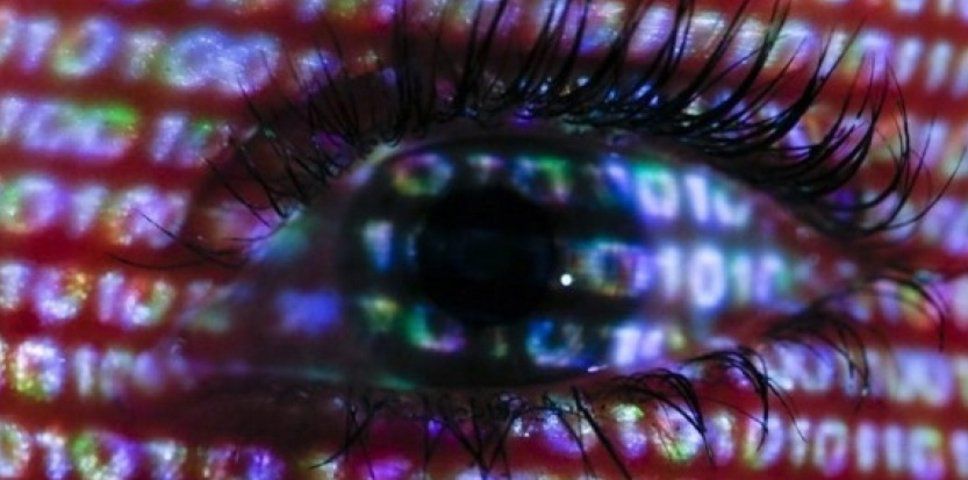 Echanger des e-mails chiffrés afin d'éviter les lecteurs indésirables. Par exemple en utilisant le protocole PGP depuis la messagerie Thunderbird. 