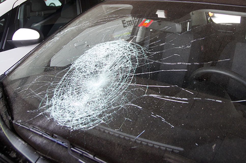 Weitere Spuren sind auch am Morgen danach noch deutlich sichtbar: Fassaden, Fenster, Storen sowie Eingangstüren wurden beschädigt.