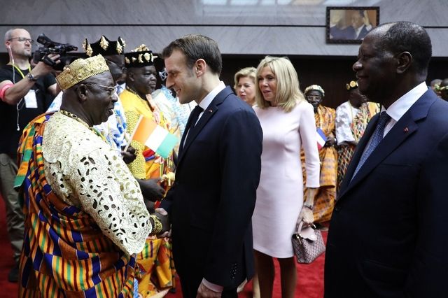 Afrique Macron Sacre Chef Traditionnel A Abidjan Tribune De Geneve