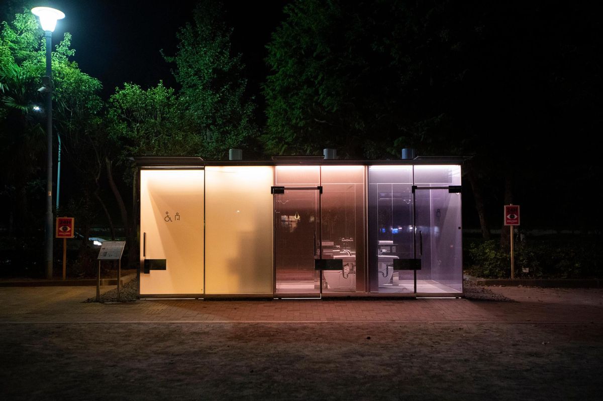 En septembre dernier, des toilettes publiques aux parois transparentes et qui s’illuminent la nuit venue ont été installées dans un parc de Tokyo. 