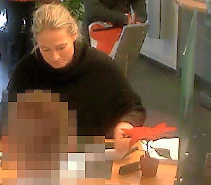 Bisher hatte die Polizei nur dieses Bild des 48-jährigen Opfers Carla S. veröffentlicht, das sie in der Filiale der Aargauischen Kantonalbank in Wildegg zeigt. Bisher hatte die Polizei nur dieses Bild des 48-jährigen Opfers Carla S. veröffentlicht, das sie in der Filiale der Aargauischen Kantonalbank in Wildegg zeigt.