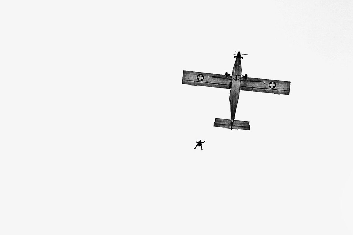 Fallschirmspringer springt aus Flugzeug