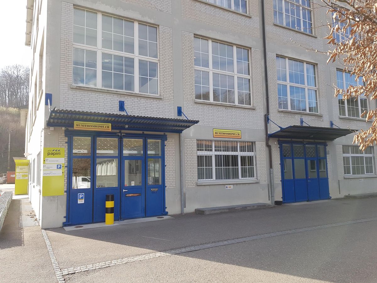 Anfang Oktober wurde in das Waffengeschäft Munitionsdepot in Zwingen eingebrochen. Wie viele Waffen die Täter dabei erbeuteten, ist nicht klar.