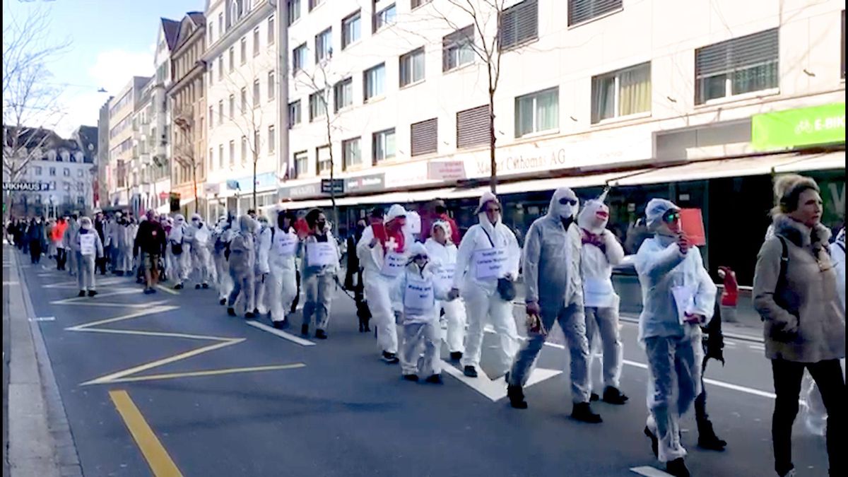 Die Teilnehmenden sind in weissen Schutzanzügen unterwegs. 