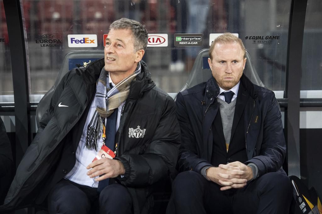 Thomas Bickel und Ludovic Magnin sitzen auf der Bank des FC Zürich.