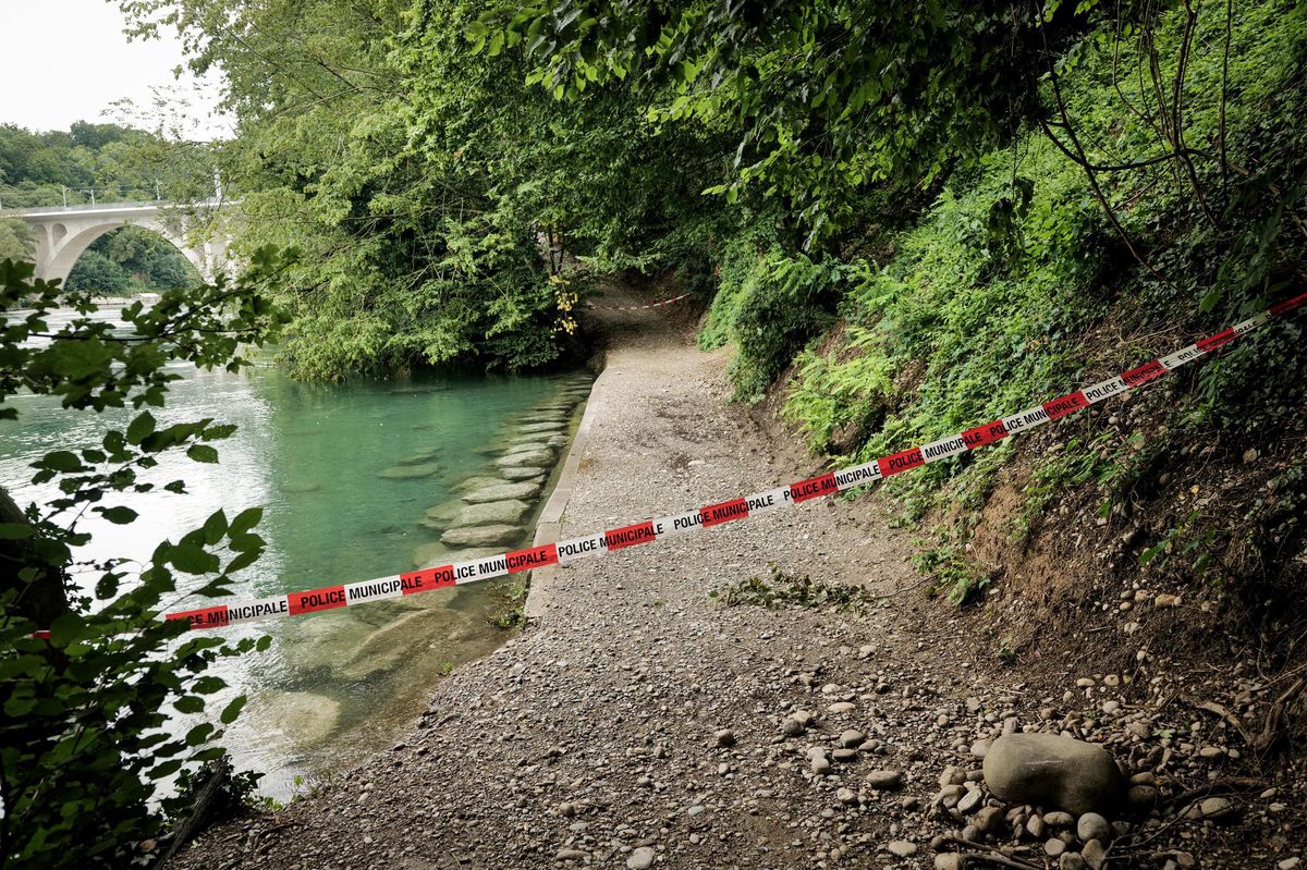 Genève, 14 juillet 2021. Sentier des Falaises fermé dans les deux sens. Totalement submergé jusqu’à mardi soir, avant le retrait du fleuve.