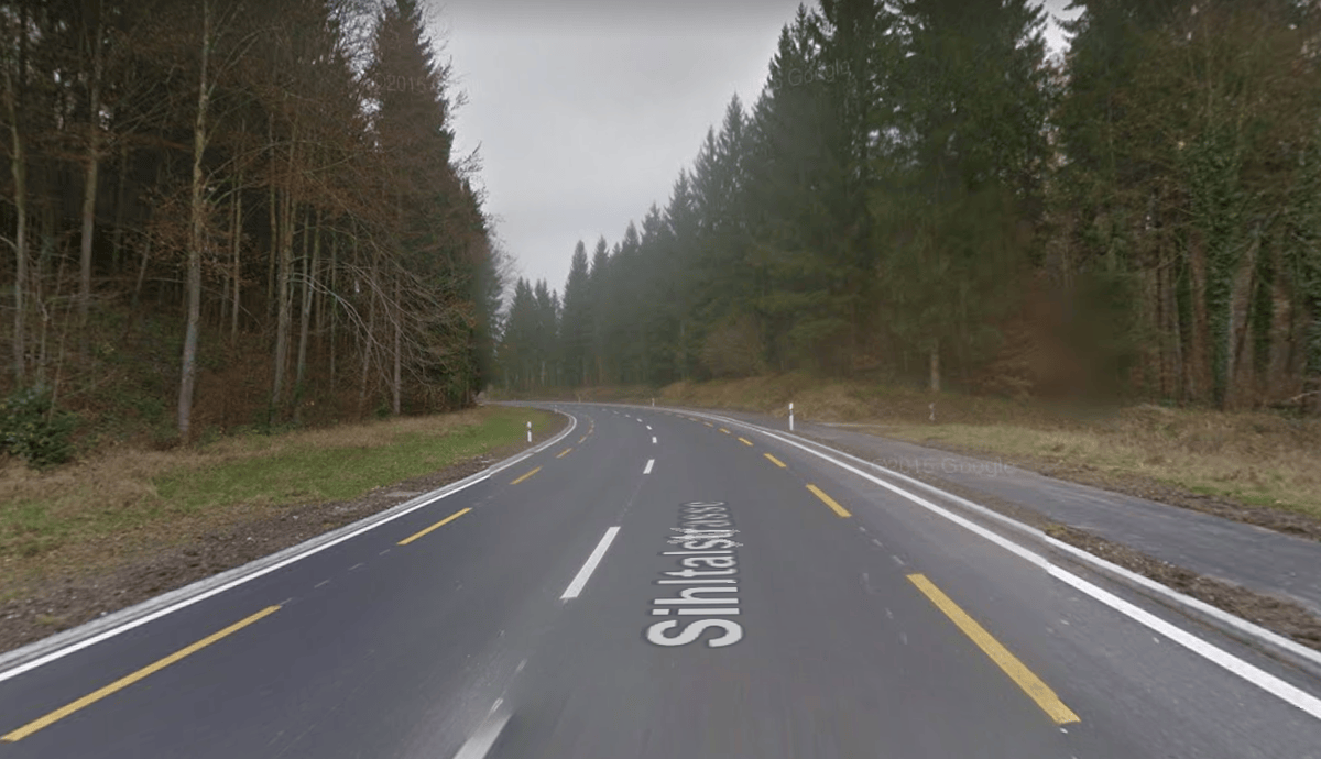 Diese Kurve auf der Sihltalstrasse war heute Morgen Schauplatz eines Unfalls. 