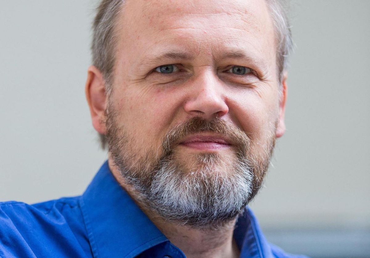 Kunsthistoriker und Kulturwissenschaftler Wolfgang Ullrich in seiner Wohnung in Leipzig. 