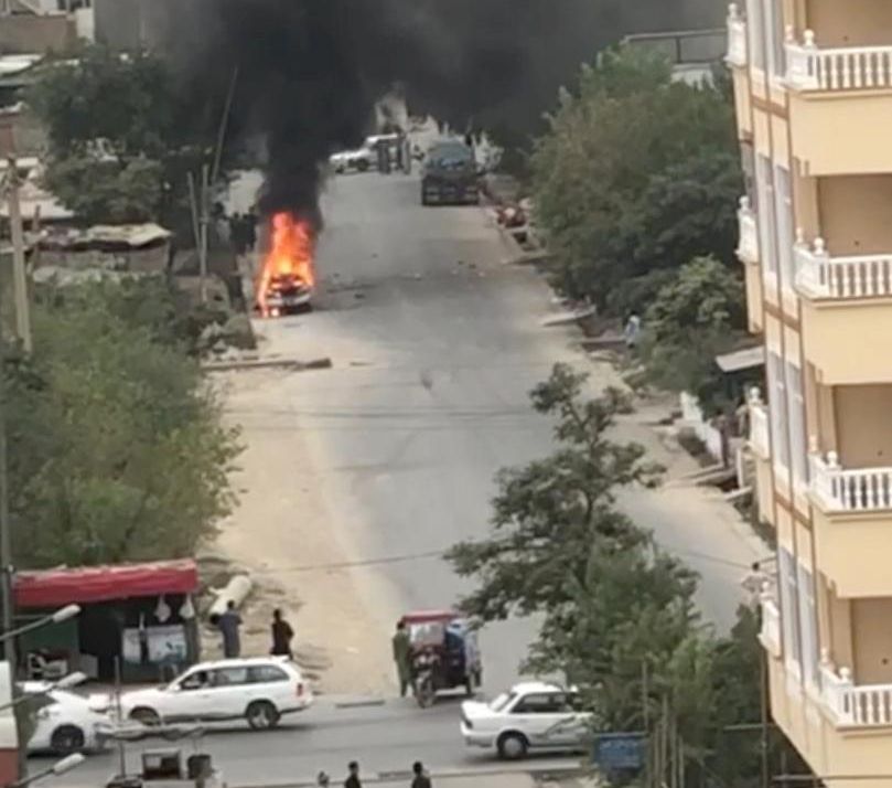 Verbleibende Flammen in einer Strasse nachdem Raketen in Richtung Flughafen Kabul abgefeuert wurden. Verbleibende Flammen in einer Strasse nachdem Raketen in Richtung Flughafen Kabul abgefeuert wurden.