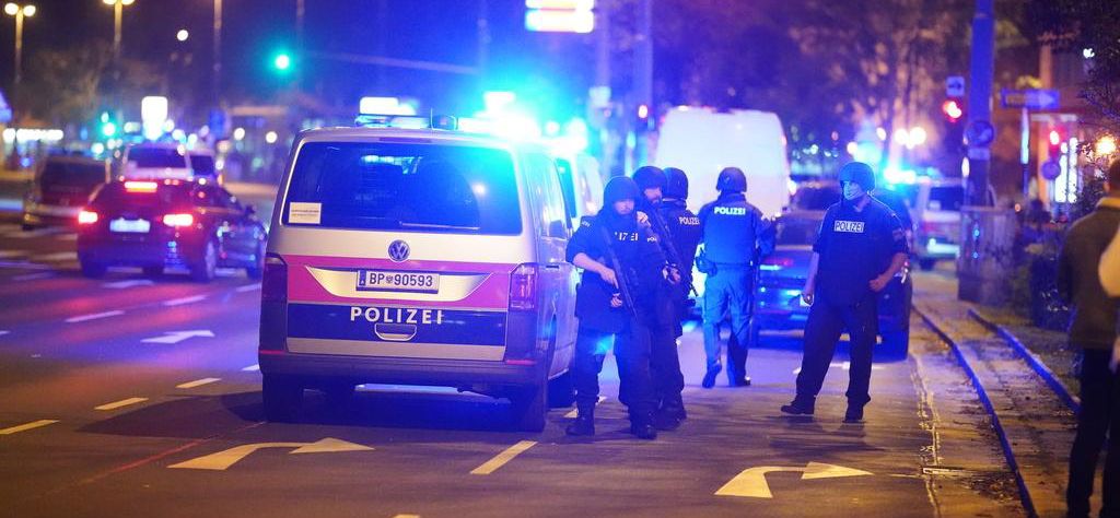 Schwer bewaffnete Spezialkräfte der österreichischen Polizei kontrollieren in den Abendstunden die Wiener Innenstadt.