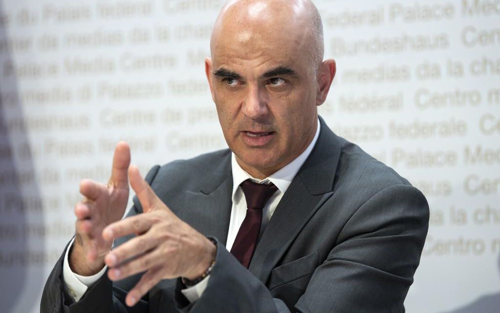 Bundesrat Alain Berset zieht gemaess den aktualisierten Richtlinien die Maske aus, bevor er im Anschluss an die Bundesratssitzung die neusten Massnahmen zur Bewaeltigung der Krise um die Pandemie des Coronavirus COVID-19 erlaeutert, am Mittwoch, 30. Juni 2021 in Bern. (KEYSTONE/Alessandro della Valle)