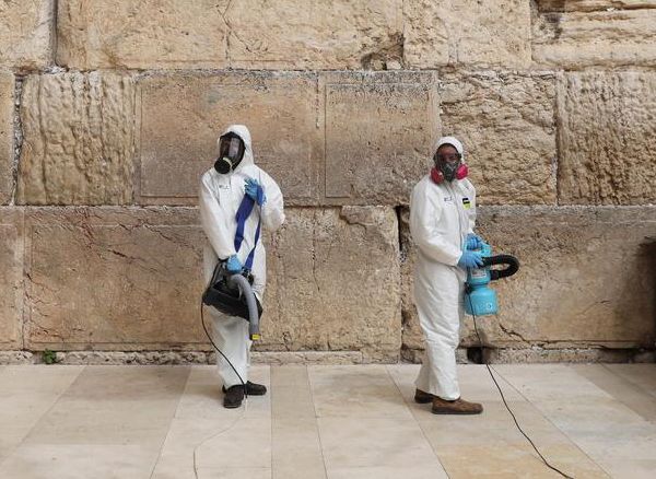 Nach der Lockdown-Öffnung gab es in Israel einen massiven Anstieg von Neuinfektionen: Arbeiter desinfizieren die Klagemauer in Jerusalem.