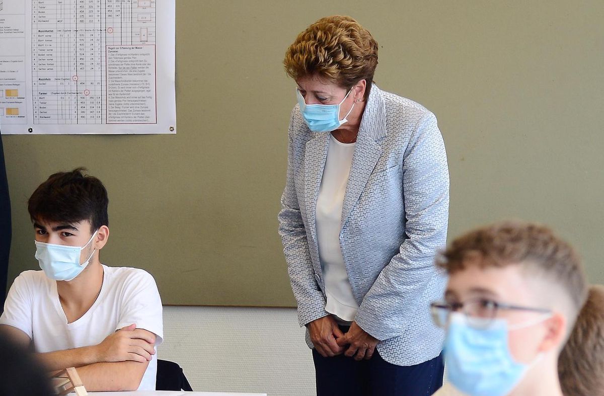 Verunsicherung in den Schulen – Silvia Steiner will die Kinder schützen, aber auf ihre Art - Vimarsana News