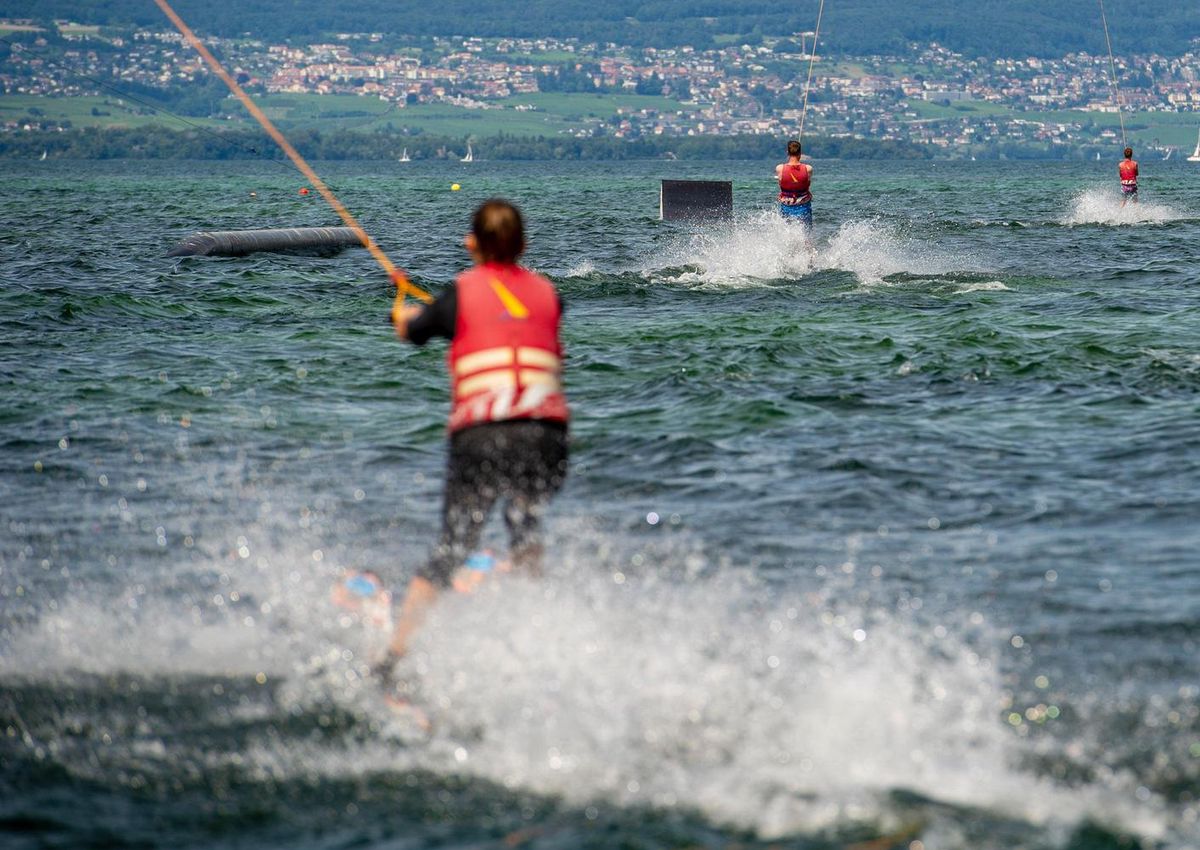 [37/42] À Vaud l'eau – Téléski nautique d'Estavayer: une fierté à l'été contrarié - Vimarsana News