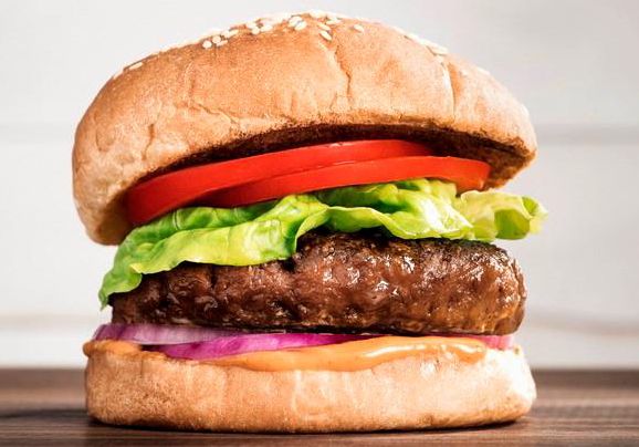Burger auf Pflanzenbasis wie etwa der Beyond Burger sollen helfen, den Fleischkonsum zu reduzieren.