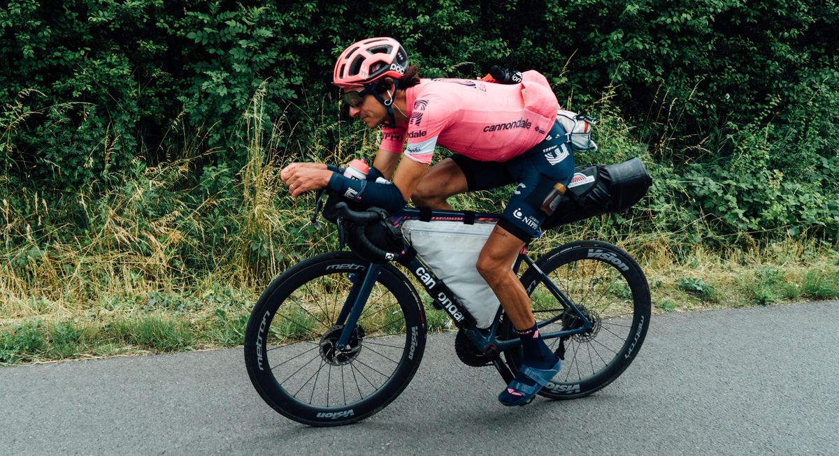 Tour de France solo – Mit Sack und Pack und in Sandalen schneller als die Veloprofis nach Paris - Vimarsana News