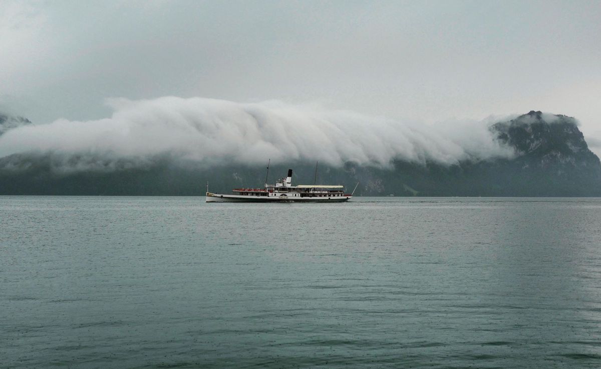 Schiff mit Wolke auf dem See.