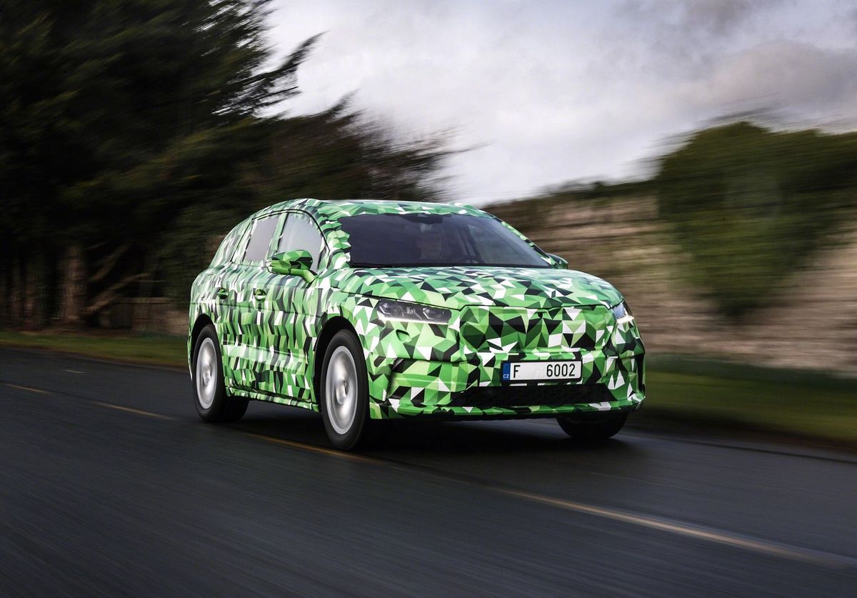 Grünes Auto auf der grünen Insel: Die Probefahrt mit dem noch getarnten E-SUV Skoda Enyaq fand vor dem Lockdown auf Irland statt.