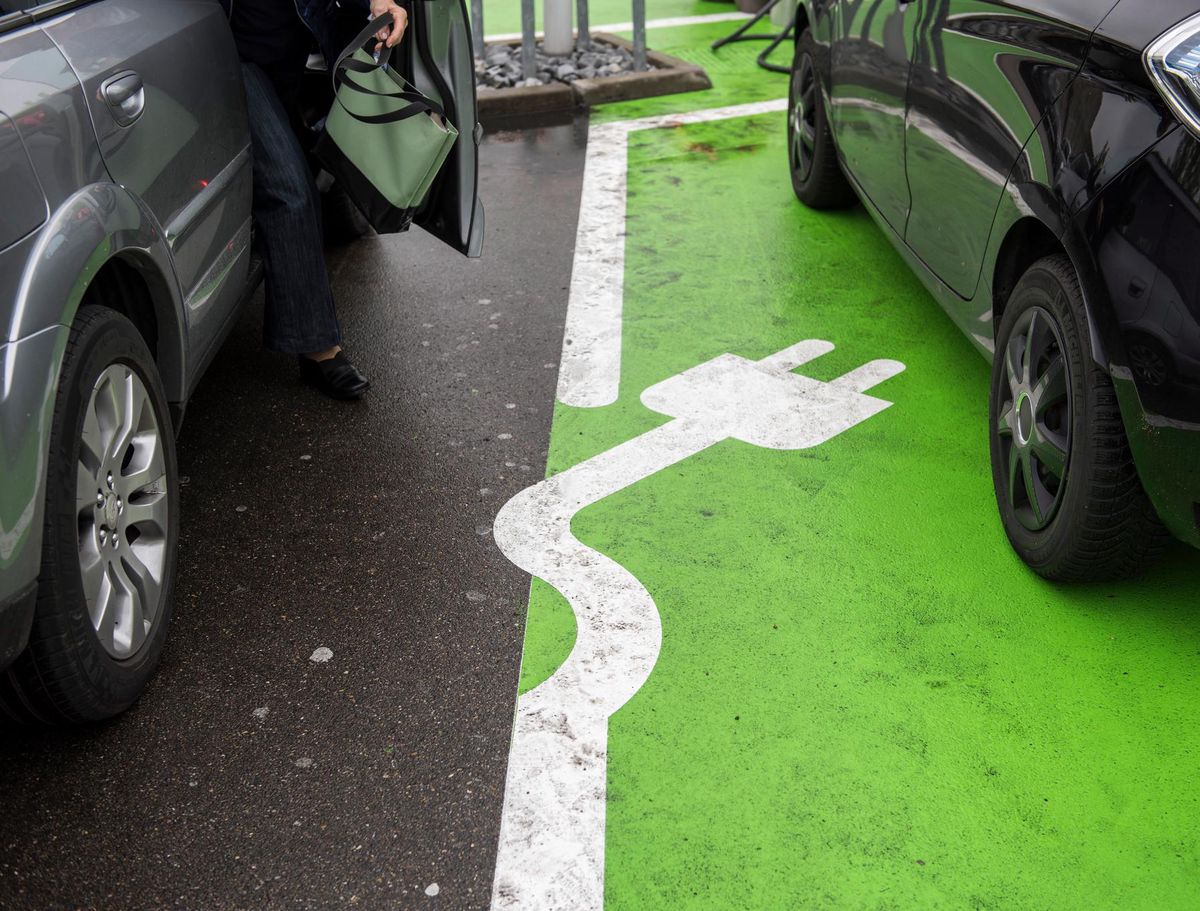 Tankstellensterben und Stellenabbau – Der E-Auto-Boom rüttelt die Autobranche durch - Vimarsana News