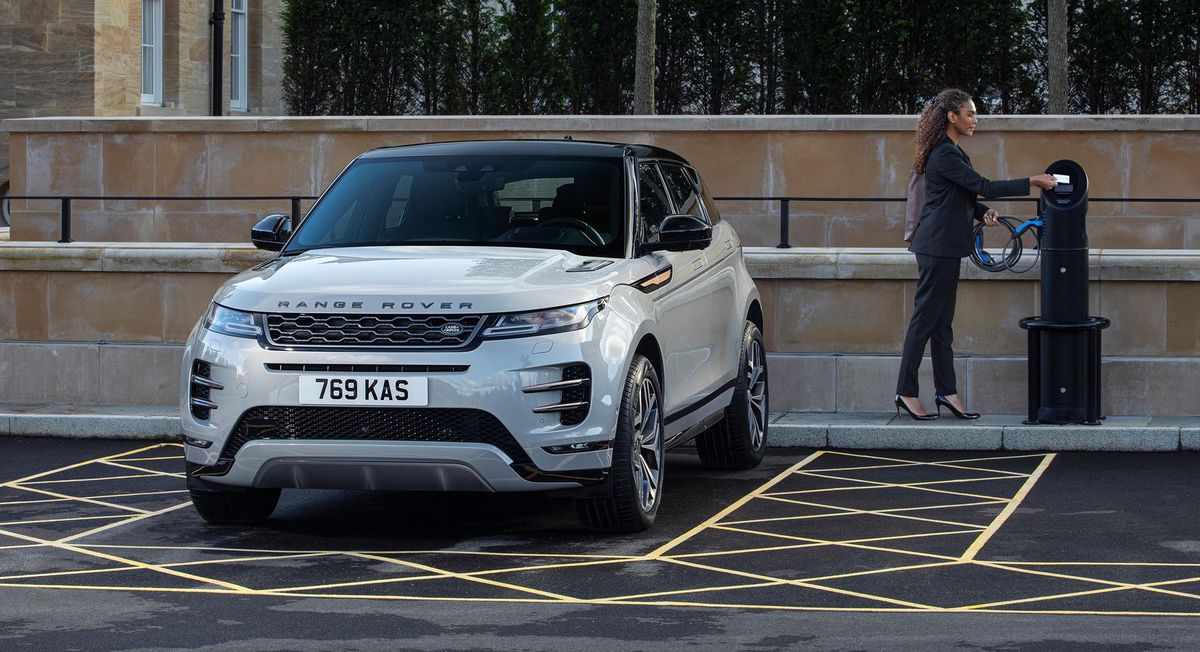 Der Schönling unter den Kompakt-SUV, der Range Rover Evoque, wird mit Plug-in-Hybrid-Antrieb zum Saubermann. 