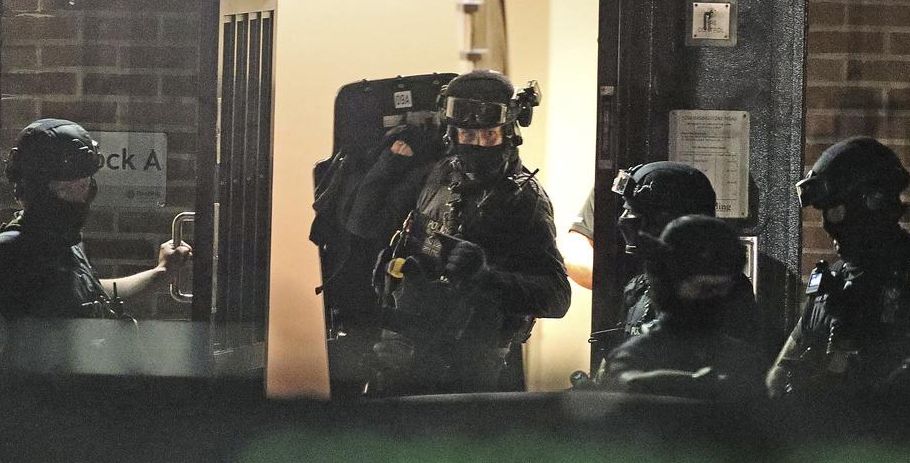 Nicht als Terrorakt eingestuft: Polizisten durchsuchen Wohnungen. (20 Juni 2020)