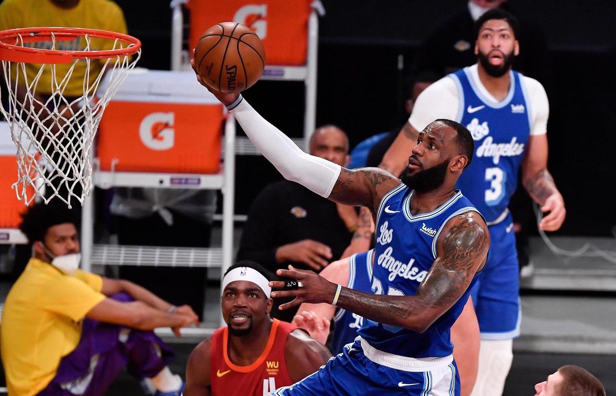 Lebron James Nombre De Points En Carrière Basketball: LeBron James dépasse Chamberlain, Golden State écrase