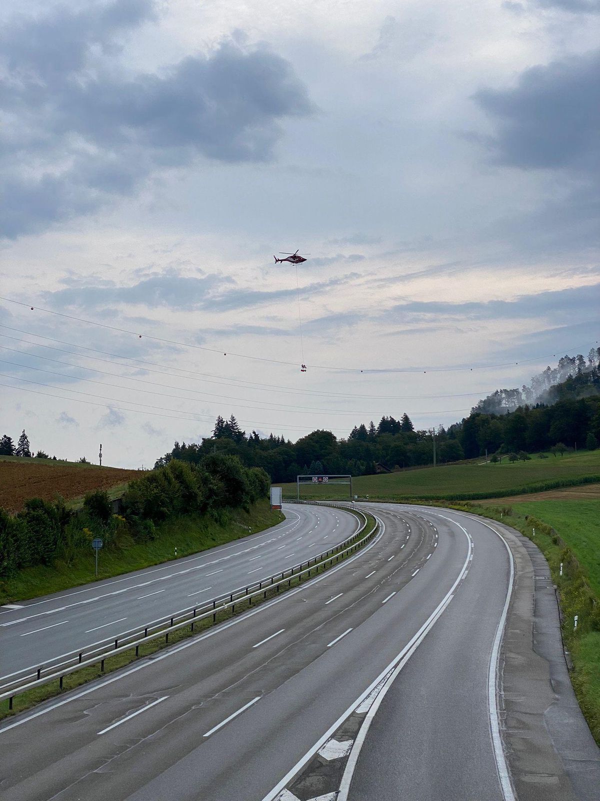 Spektakuläre Aktion am Grauholz – Ausgebleichte Flugwarnkugeln austauschen – mit Helikopter - Vimarsana News