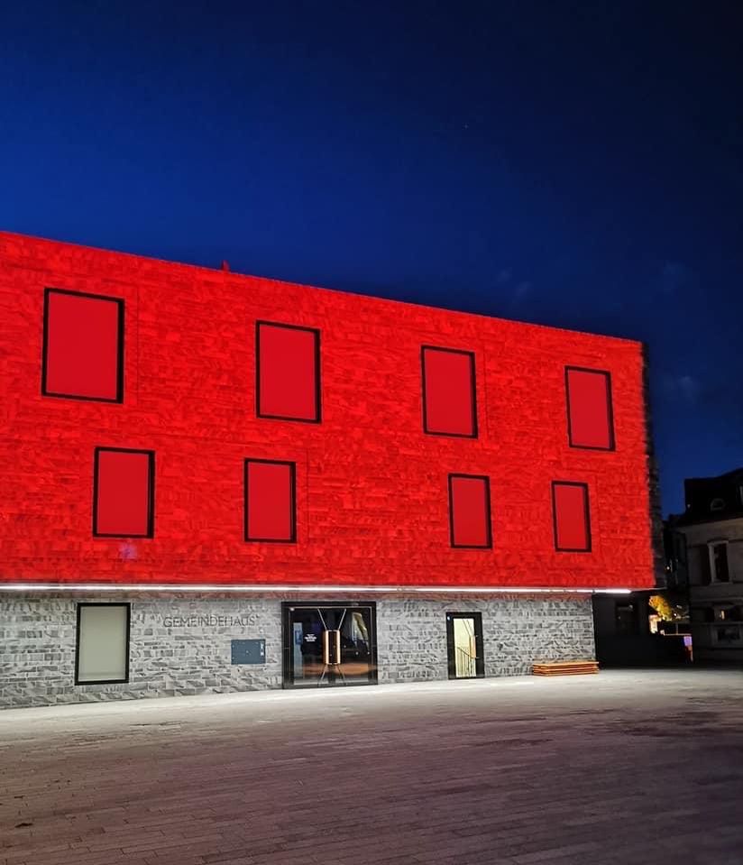Ein 110 Meter hohes Farbspektakel im Rahmen der Aktion «Night of Light»: Der Springbrunnen in Richterswil.
