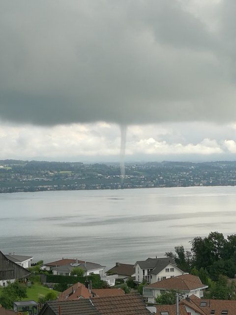 9.15 Uhr über dem Zürichsee: Von Wollerau lässt sich die Wasserhose gut beobachten. (6. August 2016)
