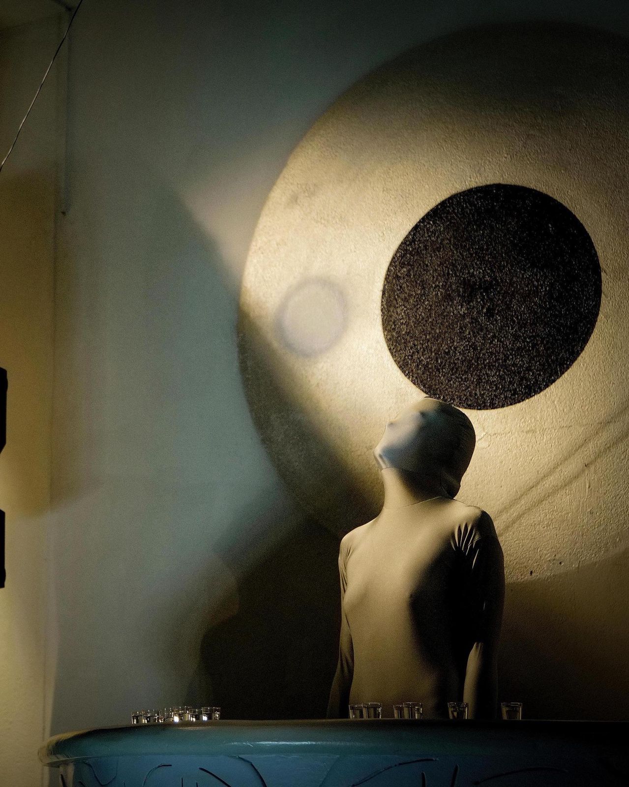 Marzo de 2021, Covid todavía está funcionando. En algún lugar de Ginebra, un lugar secreto alberga una muestra de arte.