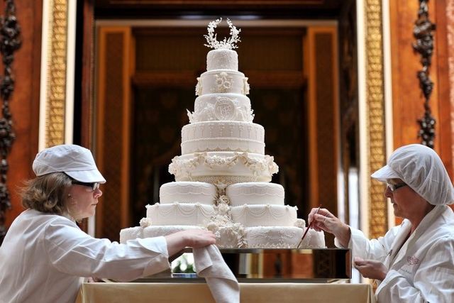 Gastronomie Une Part Du Gateau De Mariage De William Et Kate Aux Encheres 24 Heures