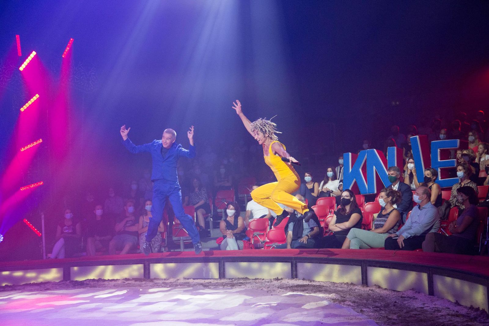 Knie Premiere In Bern Endlich Wieder Zirkus Spektakel Tages Anzeiger